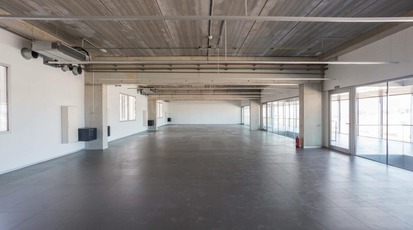Nave diáfana de oficinas del Parque Científico